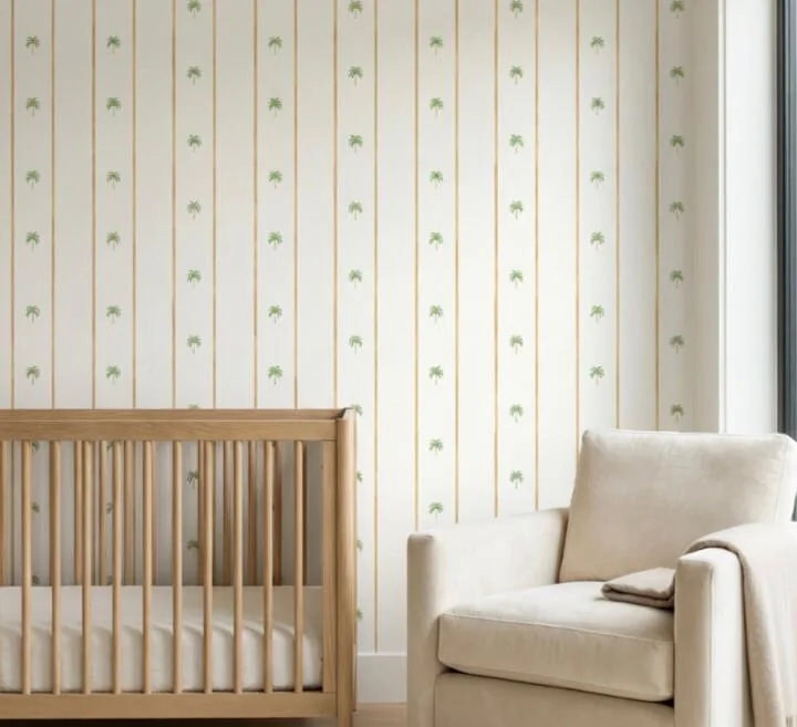 Quarto infantil com palmeiras em linhas delicadas