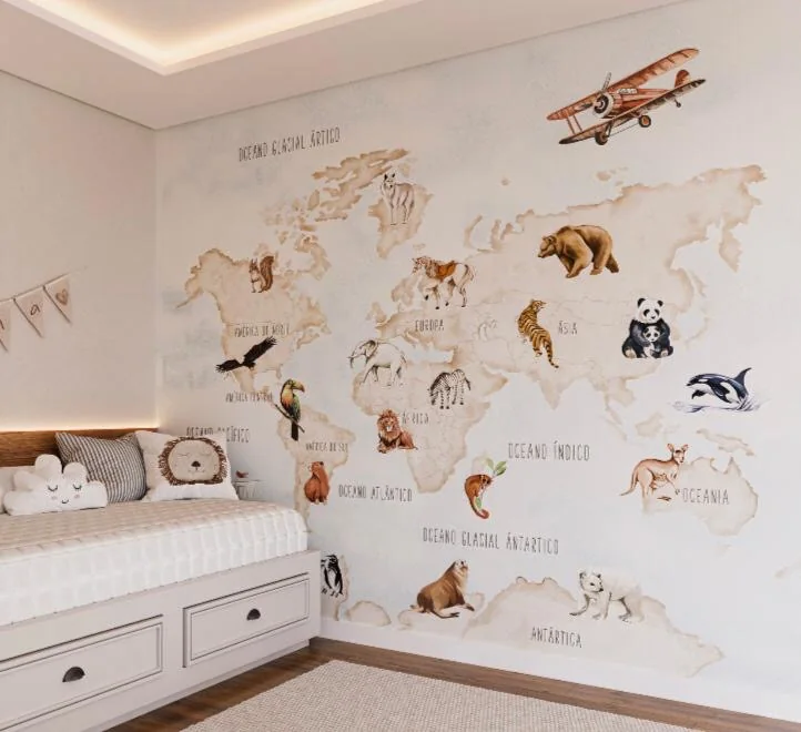 Painel de mapa-múndi em quarto infantil