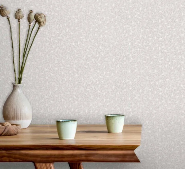 Papel claro com arranjo de flores e mesa