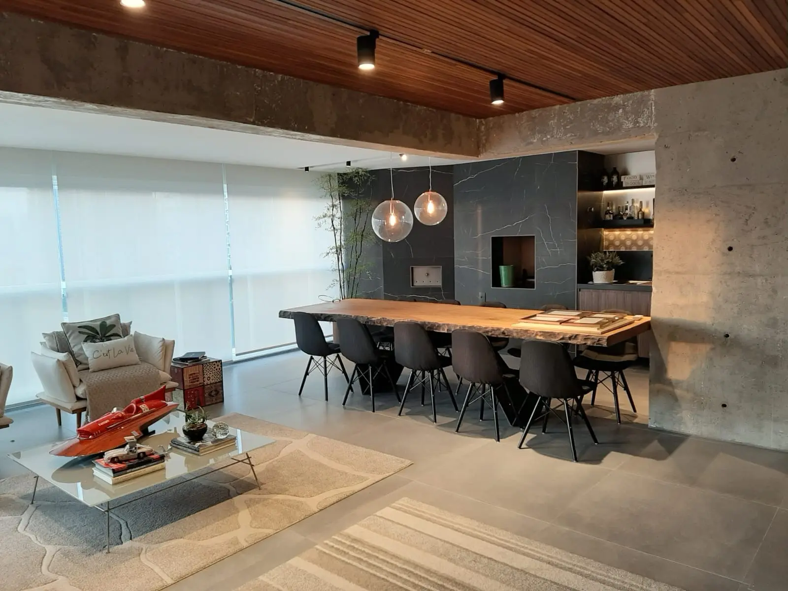 Sala de jantar contemporânea com persianas Rolô translúcidas
