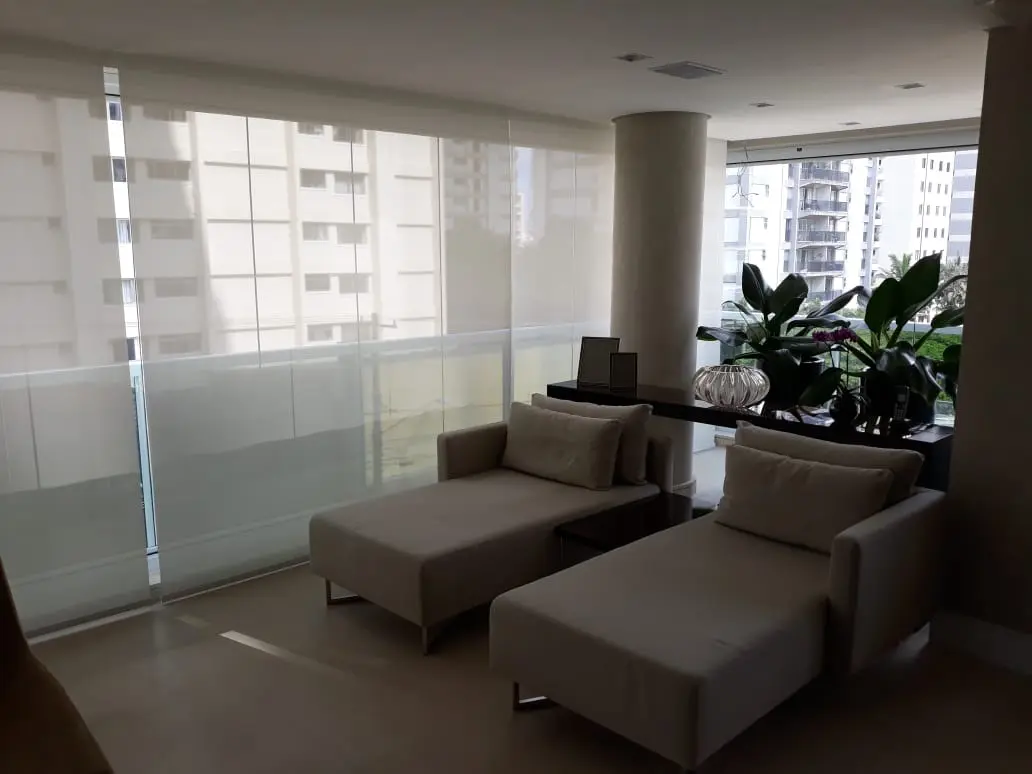 Living com persianas Rolô claras em grandes vãos